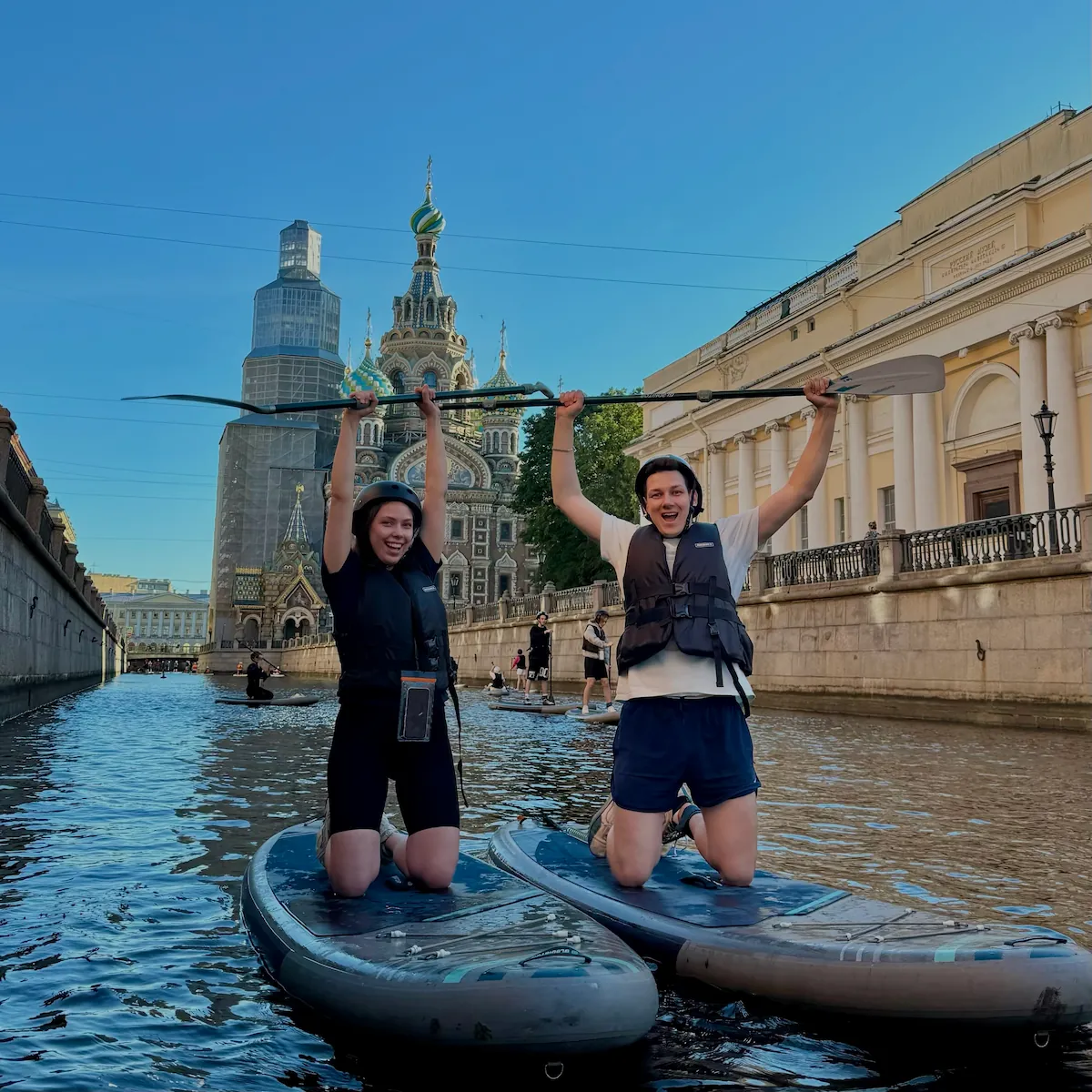 Дмитрий на SUP, утро в центре