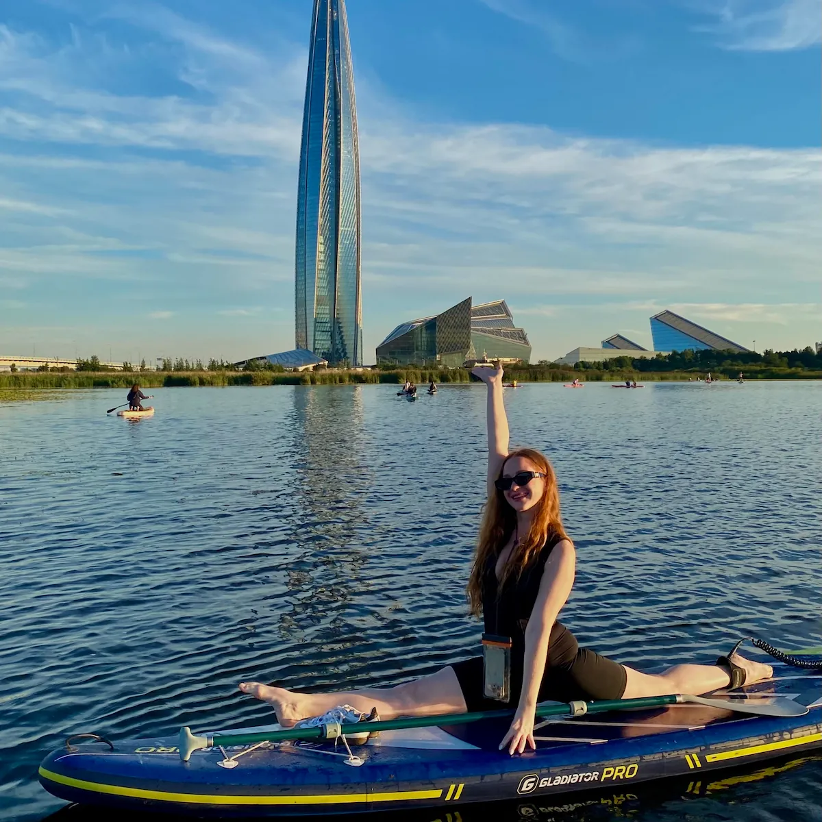 Анастасия на SUP, закат на Лахте