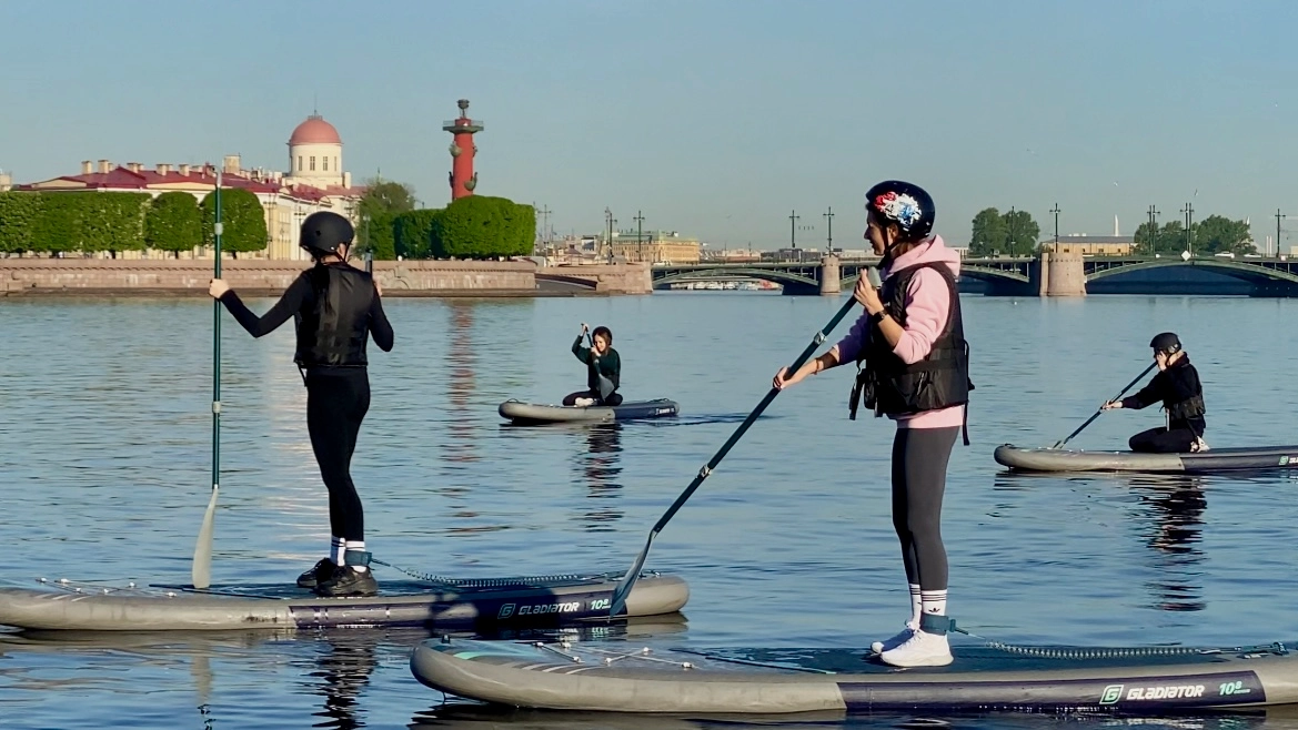 SUP-прогулка ранним утром мимо Эрмитажа по Неве